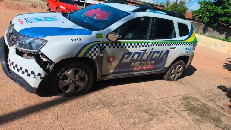  Motorista tenta atropelar policiais durante ocorrência por perturbação do sossego