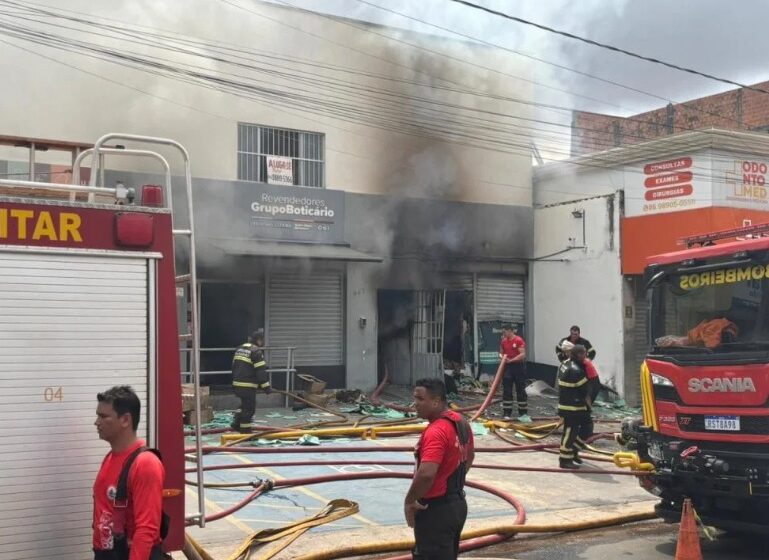  Incêndio em centro de distribuição de cosméticos é controlado após 24 horas de trabalho dos bombeiros