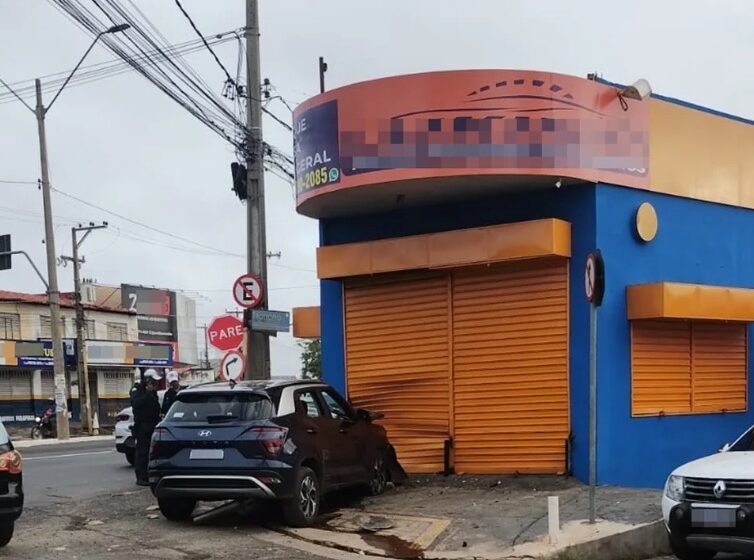  Carro bate em loja na zona Sul de Teresina; motorista não foi encontrado
