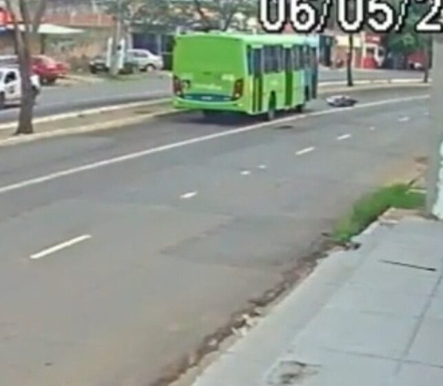  Motociclista cai em buraco na Avenida Miguel Rosa e quase é atropelada por ônibus; veja vídeo