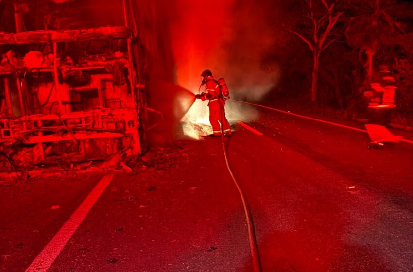  Ônibus de turismo pega fogo e fica destruído na BR-343 no Norte do Piauí